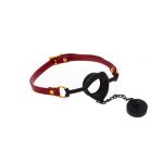 Czerwony, regulowany knebel z czarnym ustnikiem w kształcie ust z zatyczką.